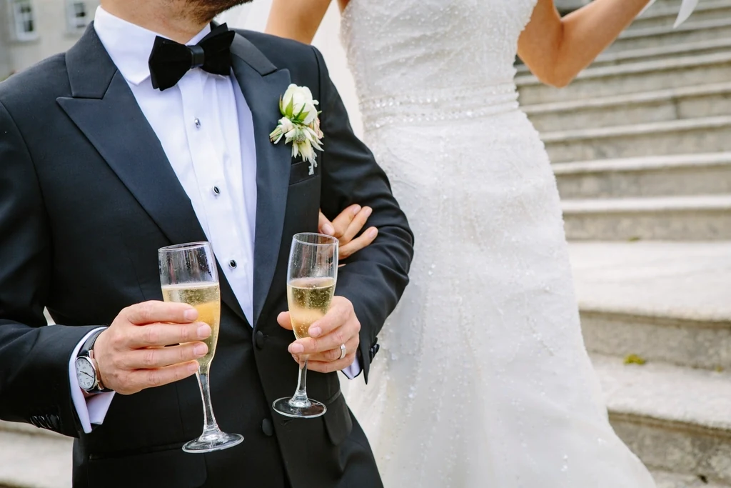 Bar espelhado para eventos: ilha, meia-lua ou módulos?