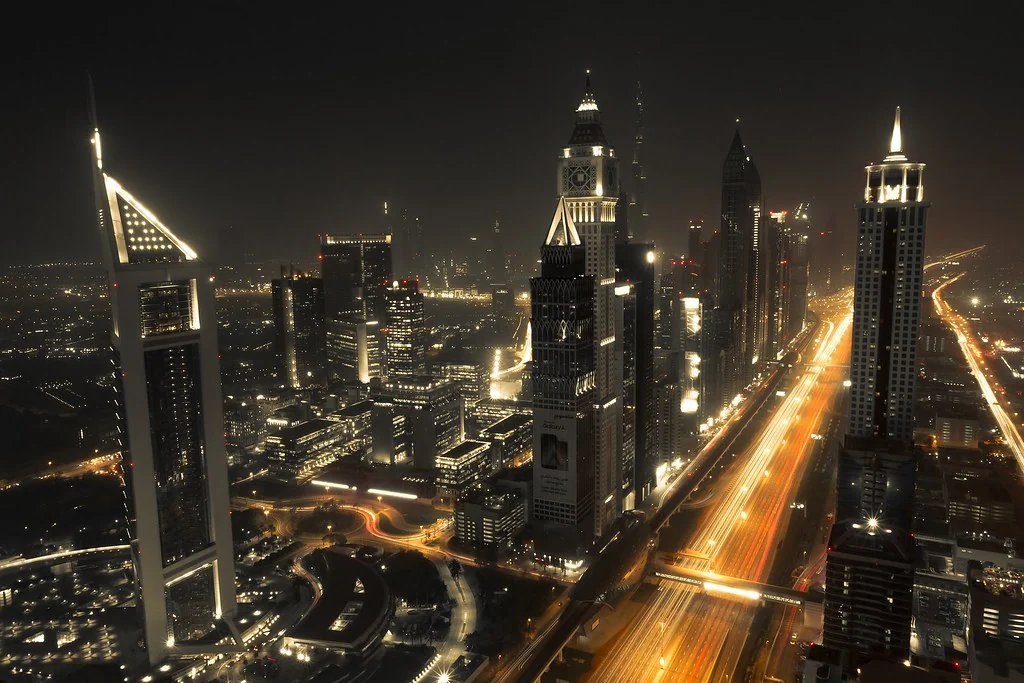 Dubai e a paixão pelo espelho: de Versalhes ao Oriente, a história do brilho nas festas